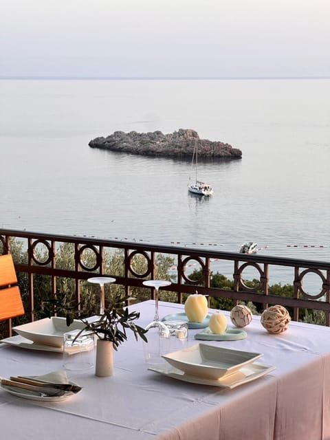 Restaurant/places to eat, Day, Natural landscape, Coffee/tea facilities, View (from property/room), Balcony/Terrace, Living room, Food and drinks, Seating area, Dining area, Food, Sea view, Breakfast, Continental breakfast