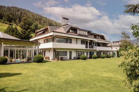 Property building, Day, Natural landscape, Garden, Garden view, Mountain view