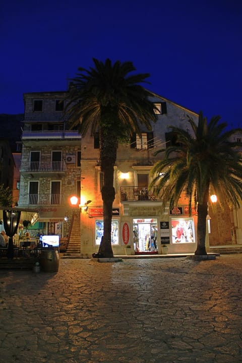 Facade/entrance, Night, Neighbourhood