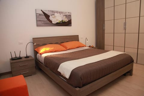 Bed, Photo of the whole room, Decorative detail, Bedroom