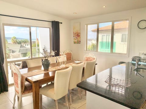 View (from property/room), Balcony/Terrace, Dining area