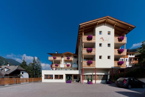 Property building, Facade/entrance, Day, Summer