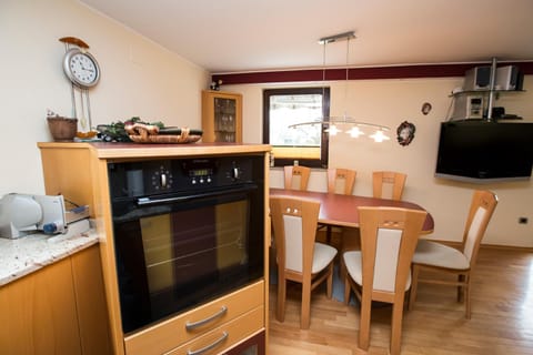 Coffee/tea facilities, Kitchen or kitchenette, Dining area