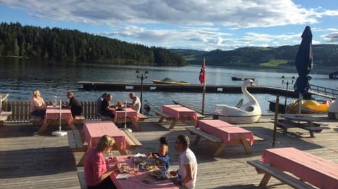 Restaurant/places to eat, Lake view