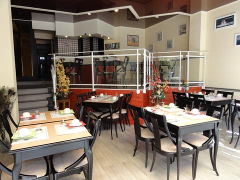 Restaurant/places to eat, Lounge or bar