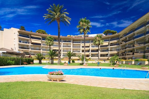 Facade/entrance, Garden, Decorative detail, Swimming pool