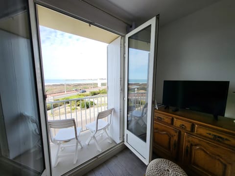 Appartement T2 rénové face mer avec balcon, à 150m de la plage et 300m des commerces - FR-1-92-611 Apartment in Château-d'Olonne