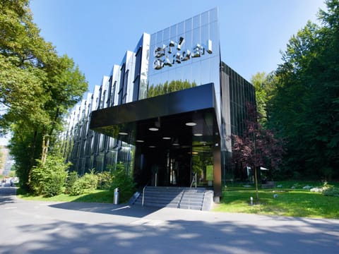 Property building, Facade/entrance, Day