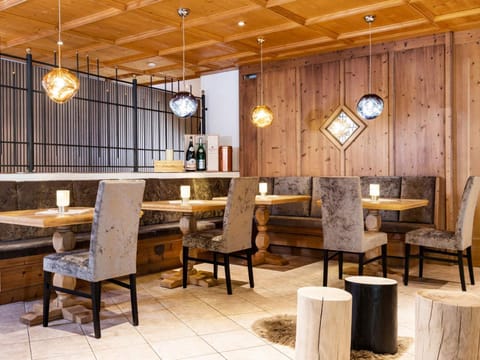 Library, Seating area