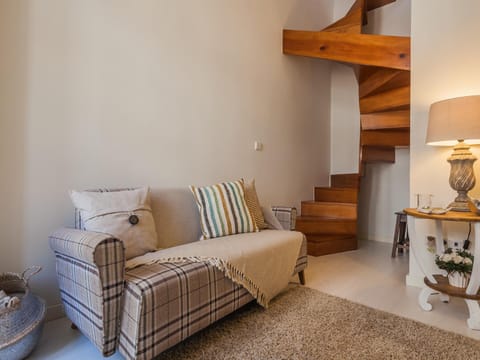 Living room, Decorative detail, Seating area