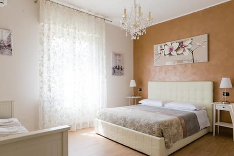 Bed, Other, Photo of the whole room, Decorative detail, Bedroom