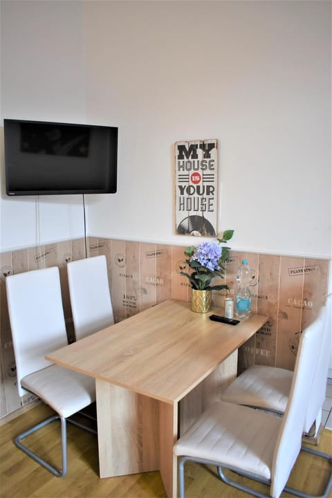 TV and multimedia, Living room, Seating area, Dining area