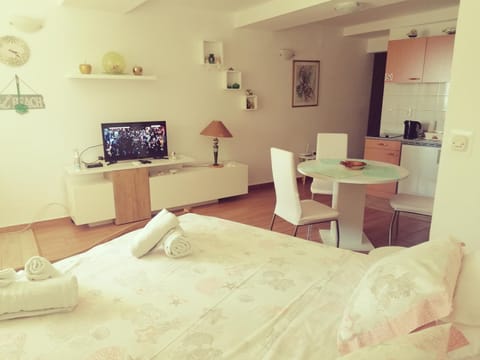Bed, Living room