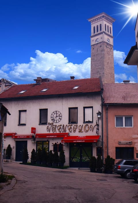 Nearby landmark, Facade/entrance, Neighbourhood