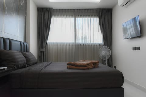 Photo of the whole room, Bedroom