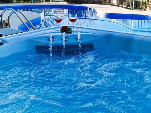 Hot Tub, Swimming pool, Swimming pool