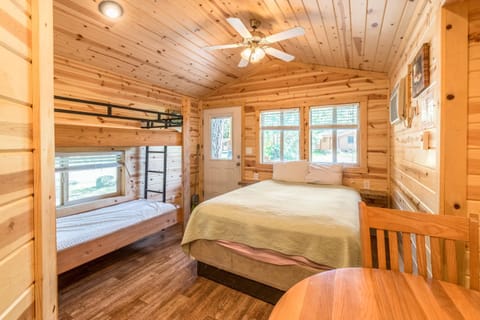 Mount Hood Village Deluxe Cabin 5 Campground/ 
RV Resort in Mount Hood Village