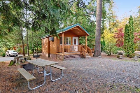 Mount Hood Village Deluxe Cabin 5 Campground/ 
RV Resort in Mount Hood Village