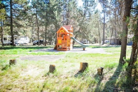 Bend-Sunriver Camping Resort 24 ft. Yurt 9 Terrain de camping /
station de camping-car in Three Rivers