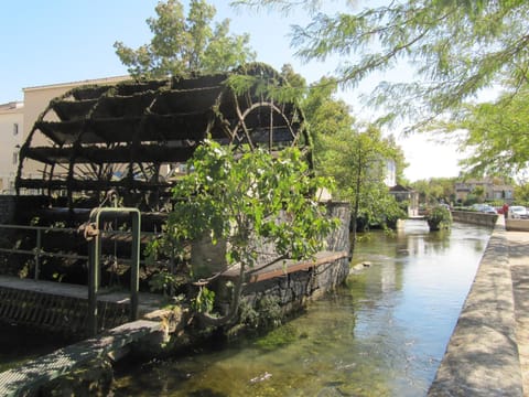 Grand studio à la nuitée Apartamento in L'Isle-sur-la-Sorgue