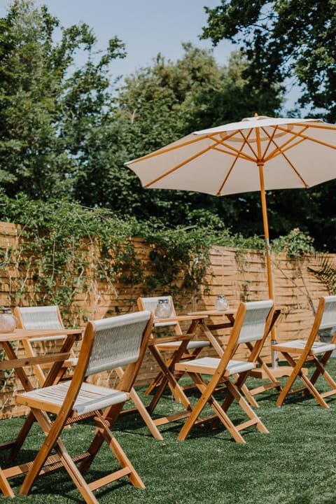 Patio, Day, Garden, sunbed