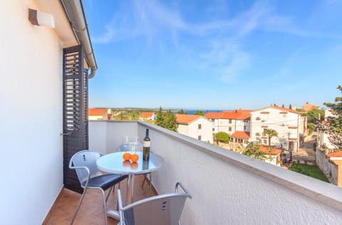 Spring, Day, People, Activities, Summer, Balcony/Terrace, Balcony/Terrace, Lobby or reception, Food and drinks, Photo of the whole room, Decorative detail, Decorative detail, Beach, Animals, Sea view, Sea view, Time of day, Location, Sunrise, Sunset