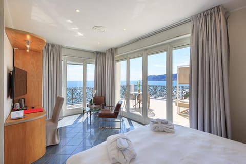 Bed, TV and multimedia, Bedroom, Sea view