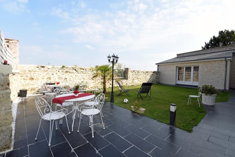 Patio, Day, Garden, Balcony/Terrace