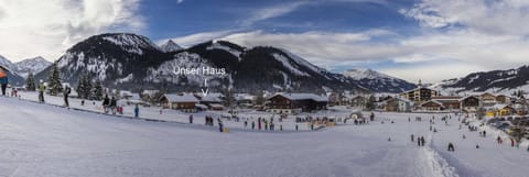 Restaurant/places to eat, Facade/entrance, Day, Neighbourhood, Natural landscape, Winter, Garden, Ski School, Skiing, On site, Supermarket/grocery shop, Shopping Area