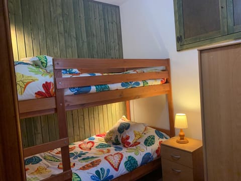 Bedroom, bunk bed