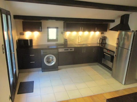 Coffee/tea facilities, dishwasher, microwave, oven, toaster, washing machine, kitchen