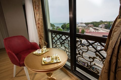 Coffee/tea facilities, City view, Sea view