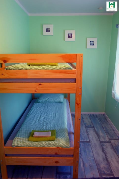 Bedroom, bunk bed