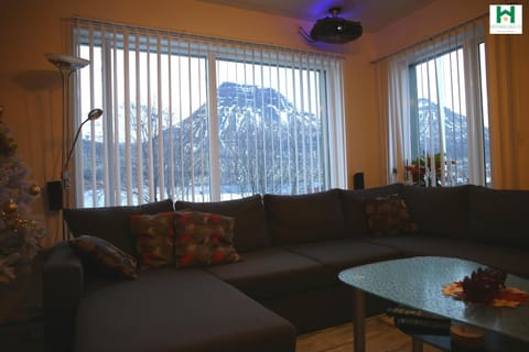 Communal lounge/ TV room, Mountain view, Sea view