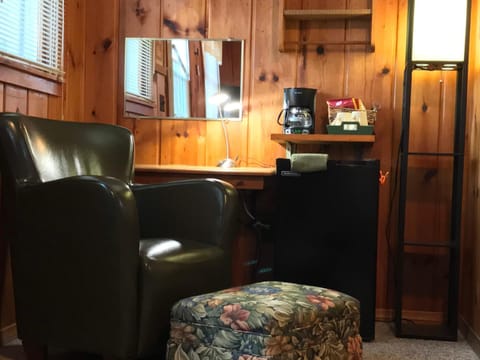 Cedar Ridge Cabins Motel in Honor