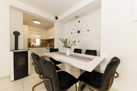 Dining area, kitchen