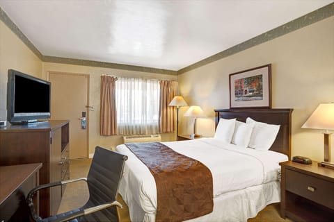 Travelodge by Wyndham Everett City Center Hotel in Everett