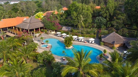 Property building, Natural landscape, Bird's eye view, Swimming pool, Swimming pool