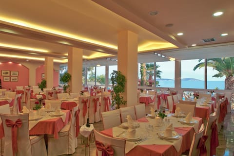 Restaurant/places to eat, On site, Garden view, Pool view, Sea view, Lunch, Dinner, Alcoholic drinks, Non alcoholic drinks