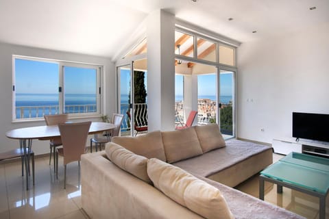 View (from property/room), Living room, Seating area, Dining area, City view, Sea view