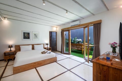 BIG & PRIVATE 9 BED, 9 BATH, Viola Villa, POOL, Best Location Villa in North Kuta