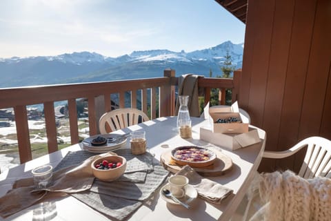 Day, Natural landscape, View (from property/room), Balcony/Terrace, Food and drinks, Dining area, Food, Mountain view, Breakfast, Continental breakfast