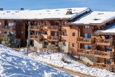 Property building, Day, Natural landscape, Winter, View (from property/room), Balcony/Terrace, City view