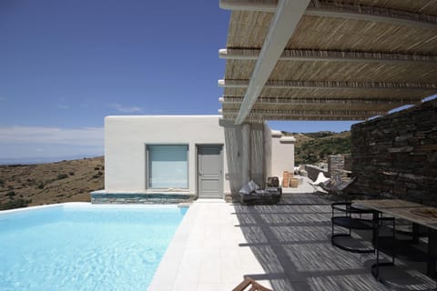 Facade/entrance, Balcony/Terrace, Pool view