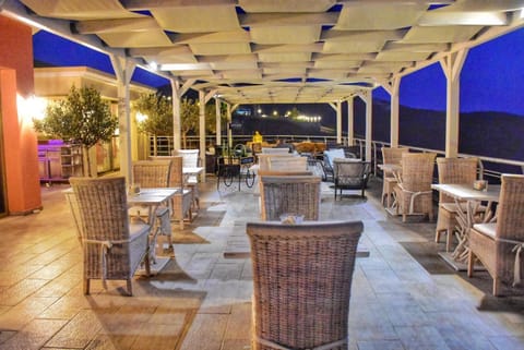 Patio, Restaurant/places to eat, Balcony/Terrace