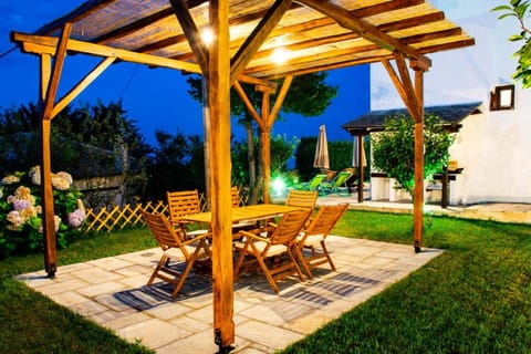 Patio, Garden, Dining area, Garden view