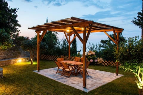 Patio, Dining area, Garden view