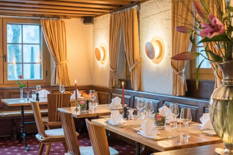 Restaurant/places to eat, Seating area, Food