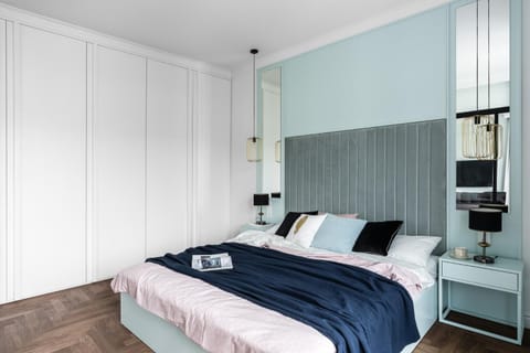 Bed, Photo of the whole room, Seating area, Bedroom