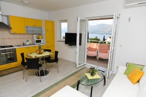 Kitchen or kitchenette, Living room
